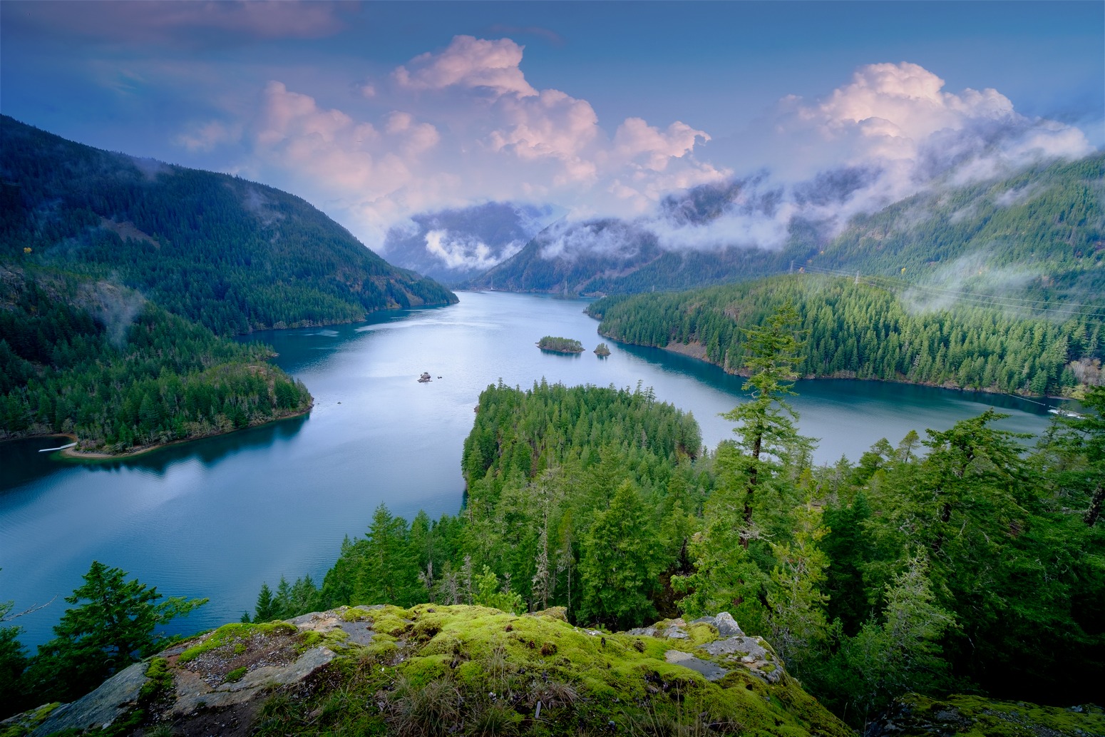 Mountain,Landscape,,Lake,And,Mountain,Seattle,,Washington,State,,Usa.