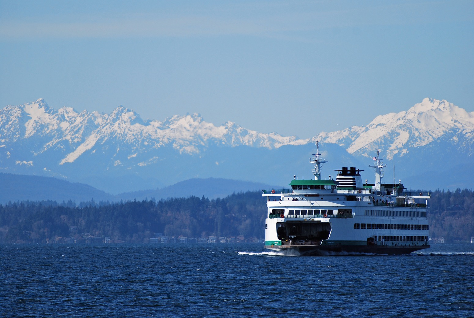 Washington,State,Ferry,Cruises,In,Front,Of,Olympic,Mountains,On
